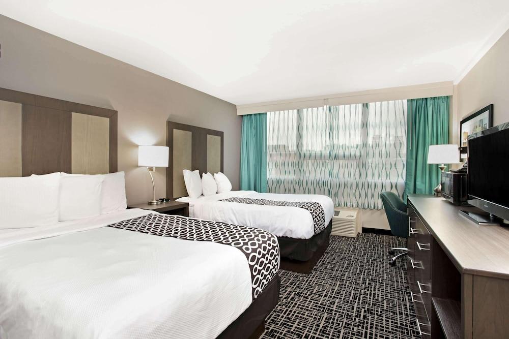 La Quinta Inn & Suites By Wyndham Indianapolis Downtown Exterior photo