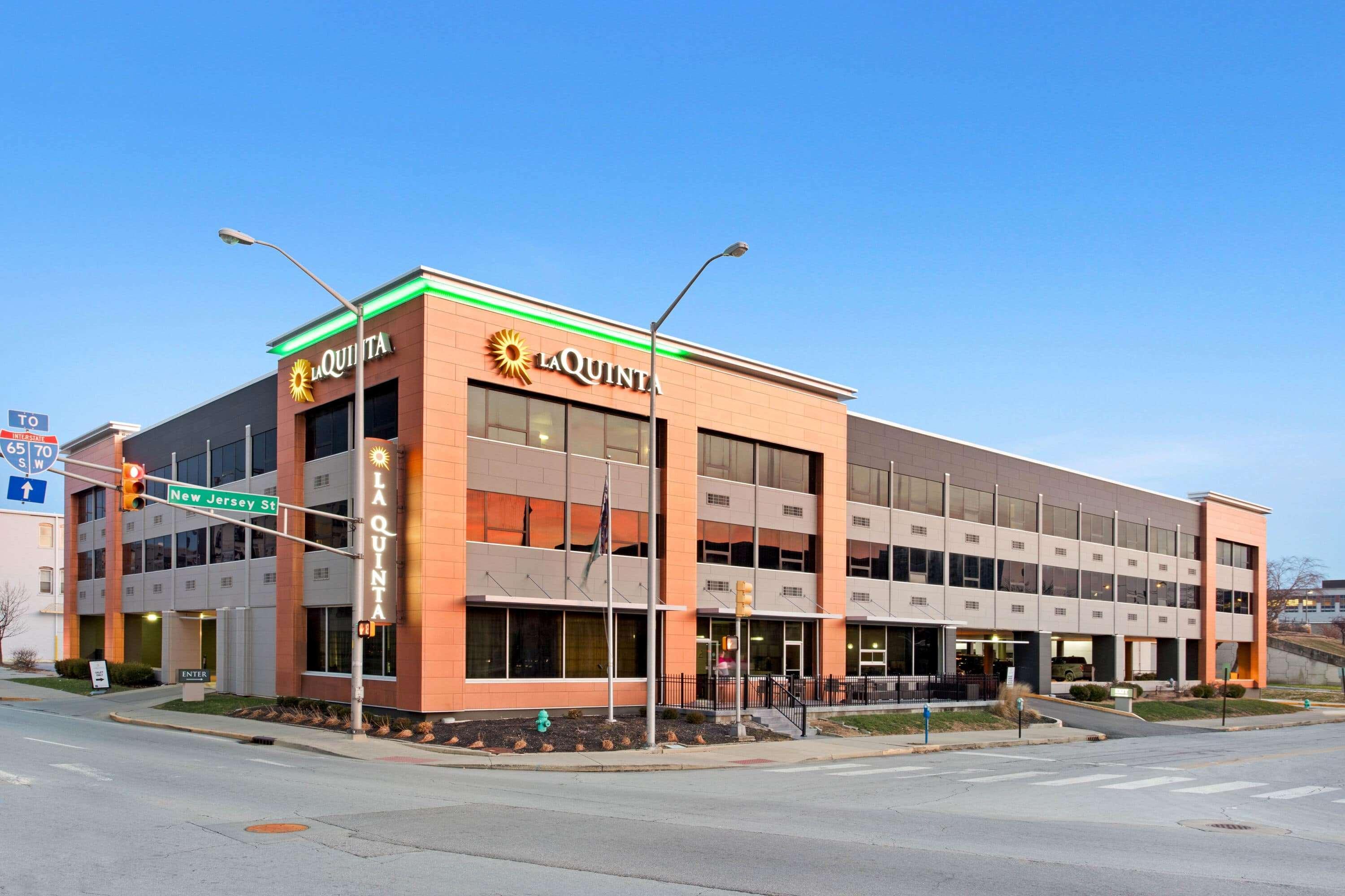 La Quinta Inn & Suites By Wyndham Indianapolis Downtown Exterior photo