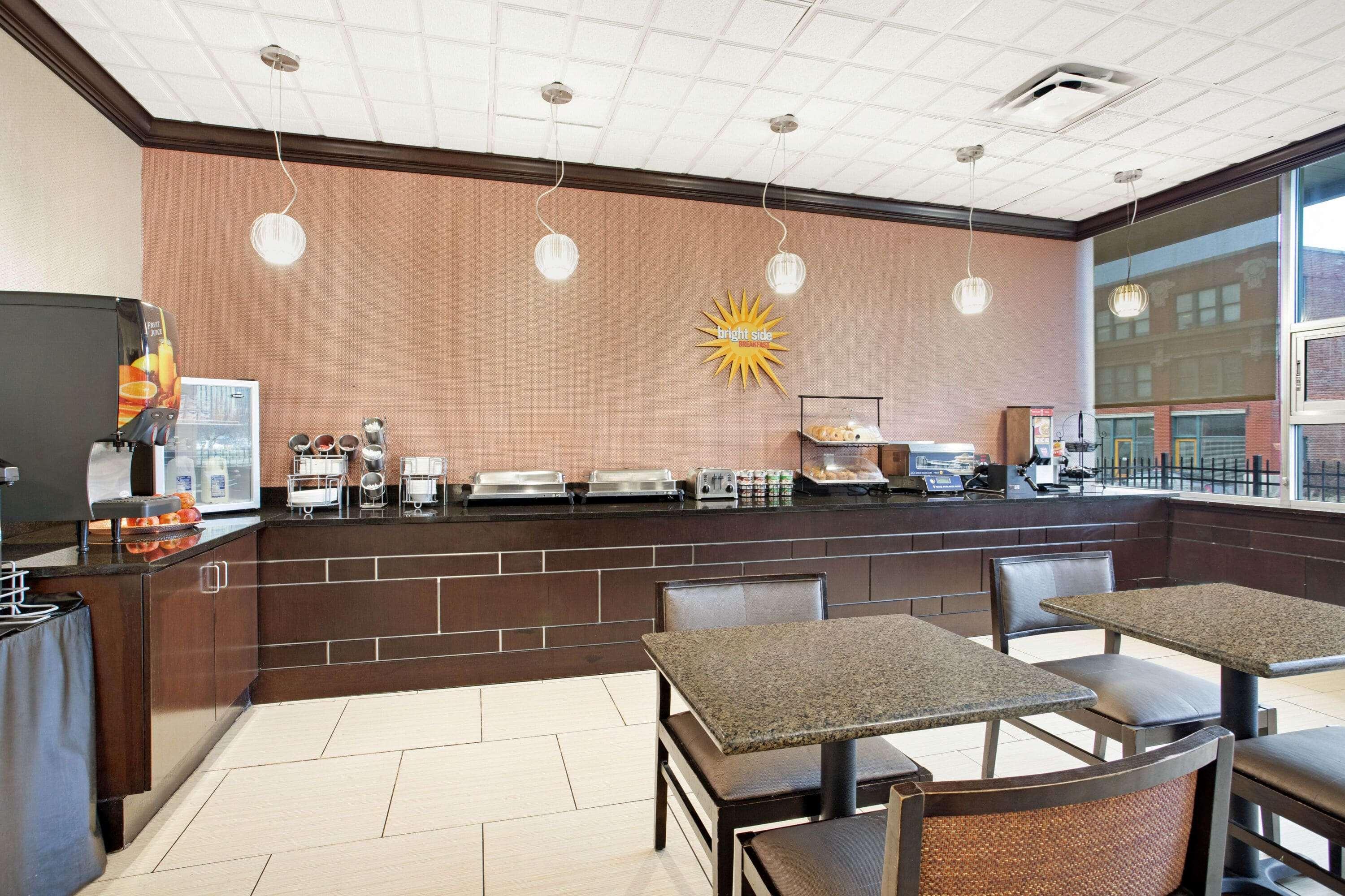 La Quinta Inn & Suites By Wyndham Indianapolis Downtown Exterior photo