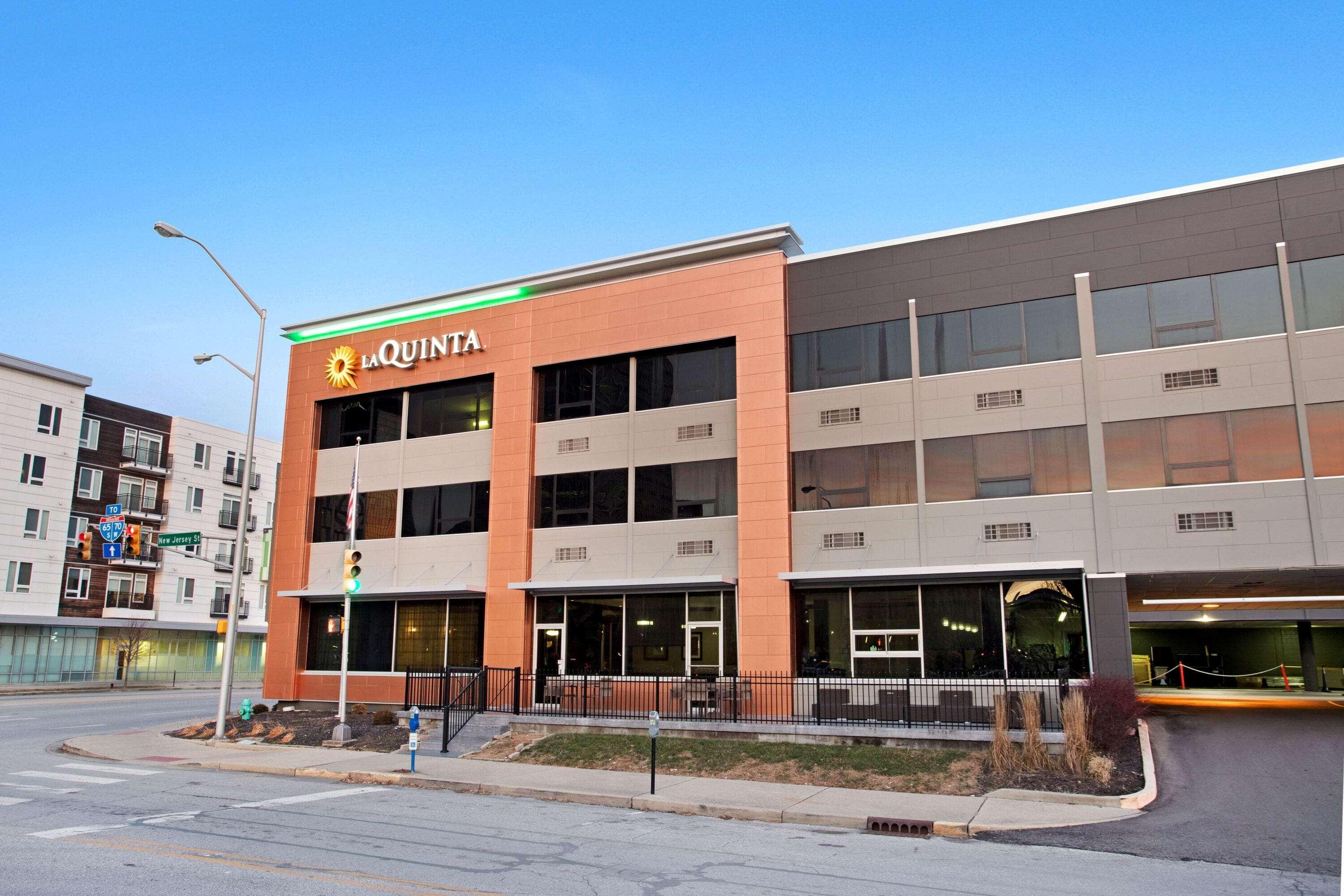 La Quinta Inn & Suites By Wyndham Indianapolis Downtown Exterior photo