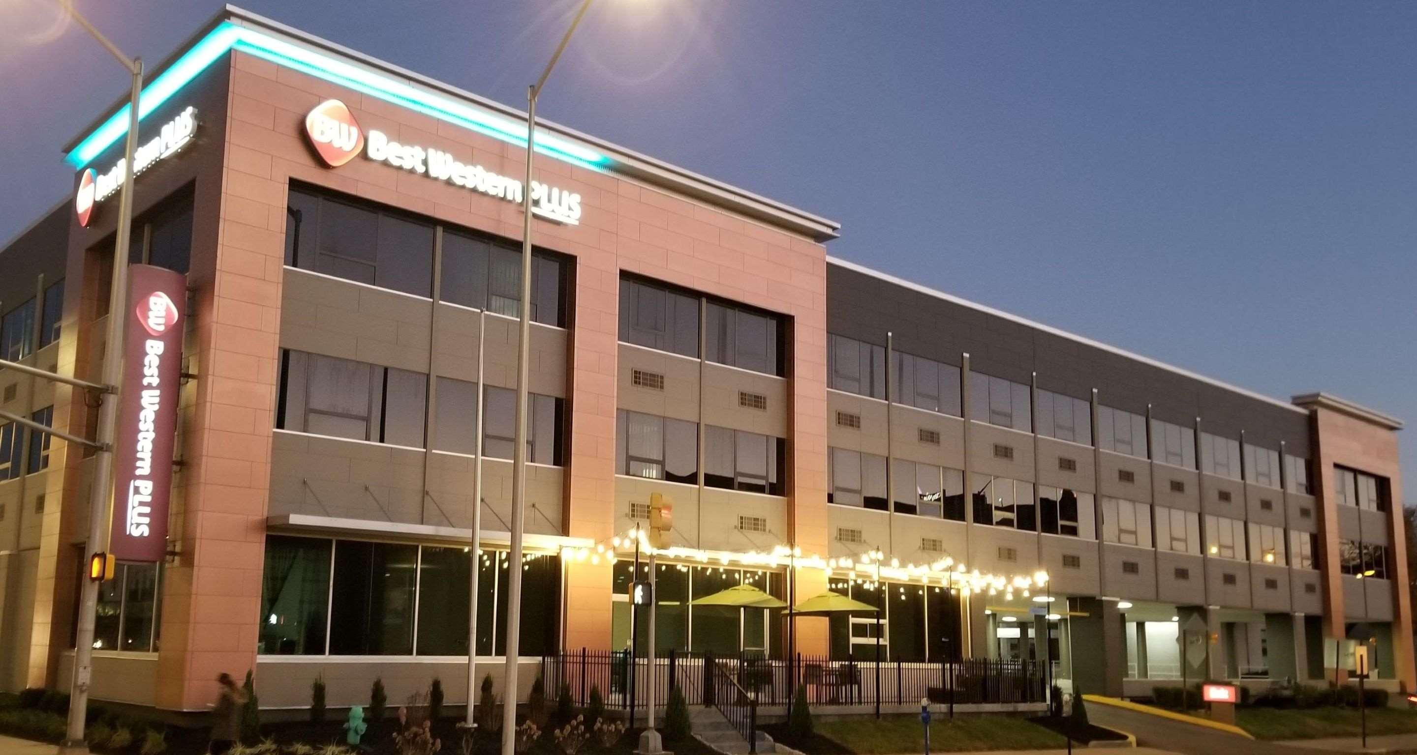 La Quinta Inn & Suites By Wyndham Indianapolis Downtown Exterior photo