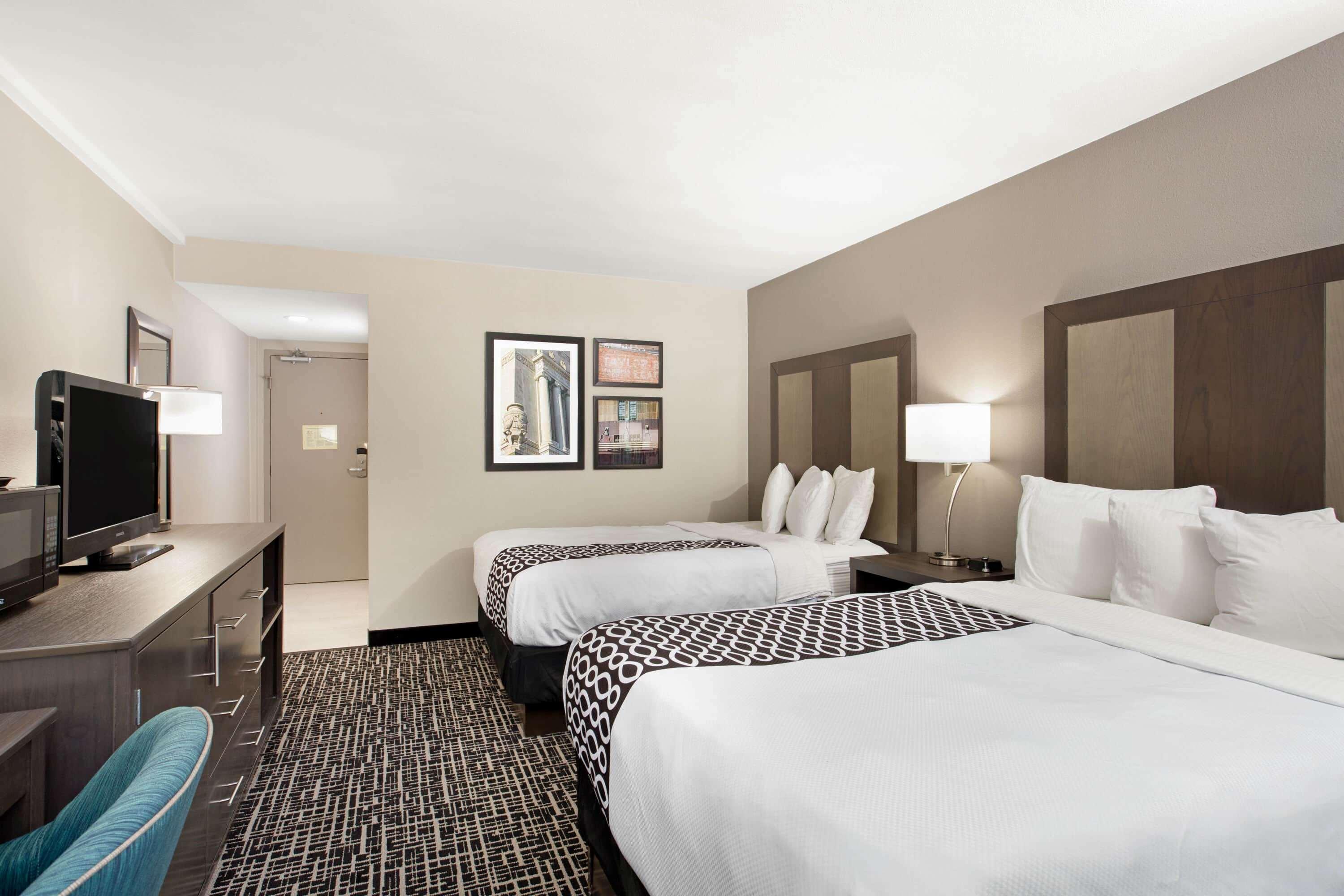 La Quinta Inn & Suites By Wyndham Indianapolis Downtown Exterior photo