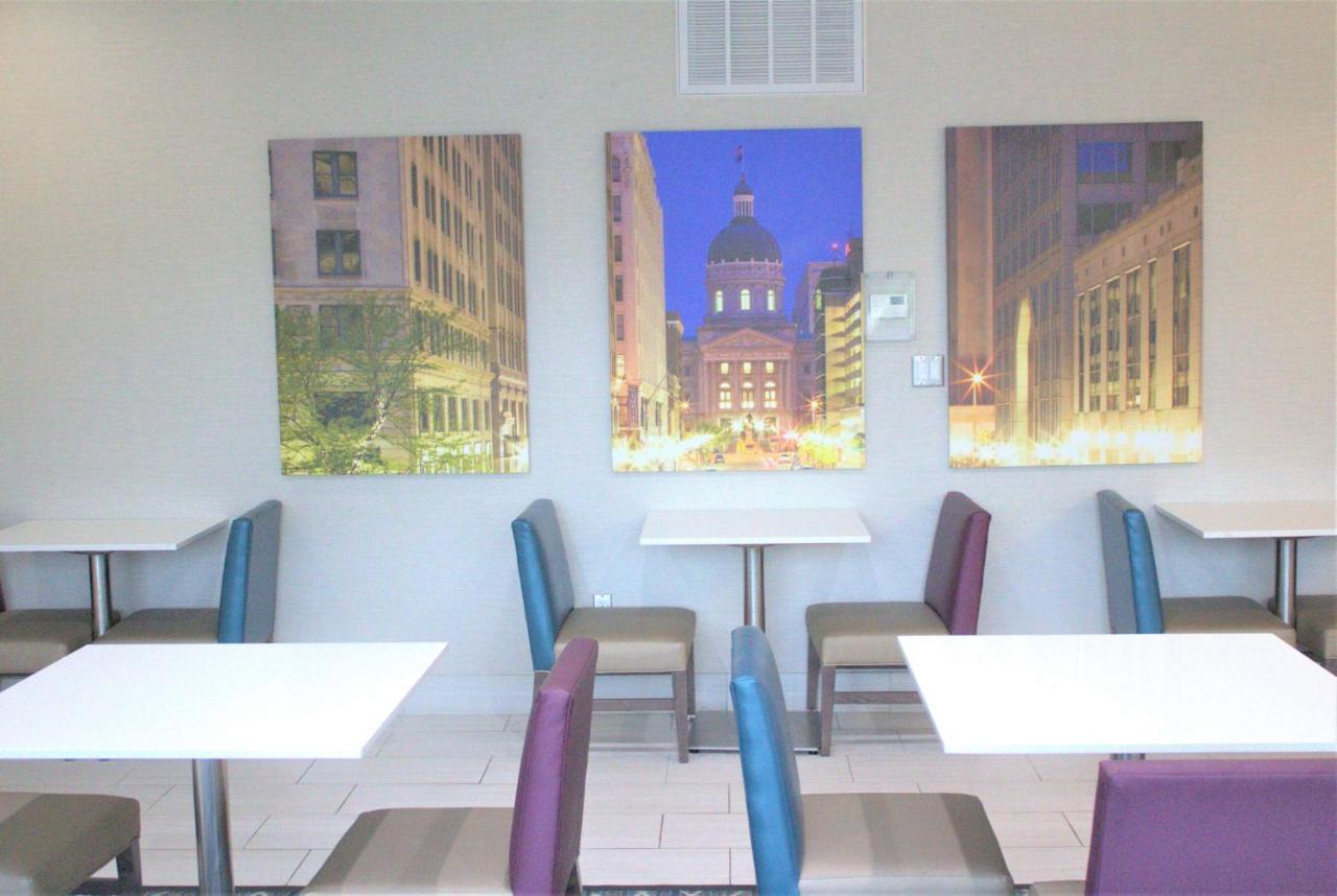La Quinta Inn & Suites By Wyndham Indianapolis Downtown Exterior photo