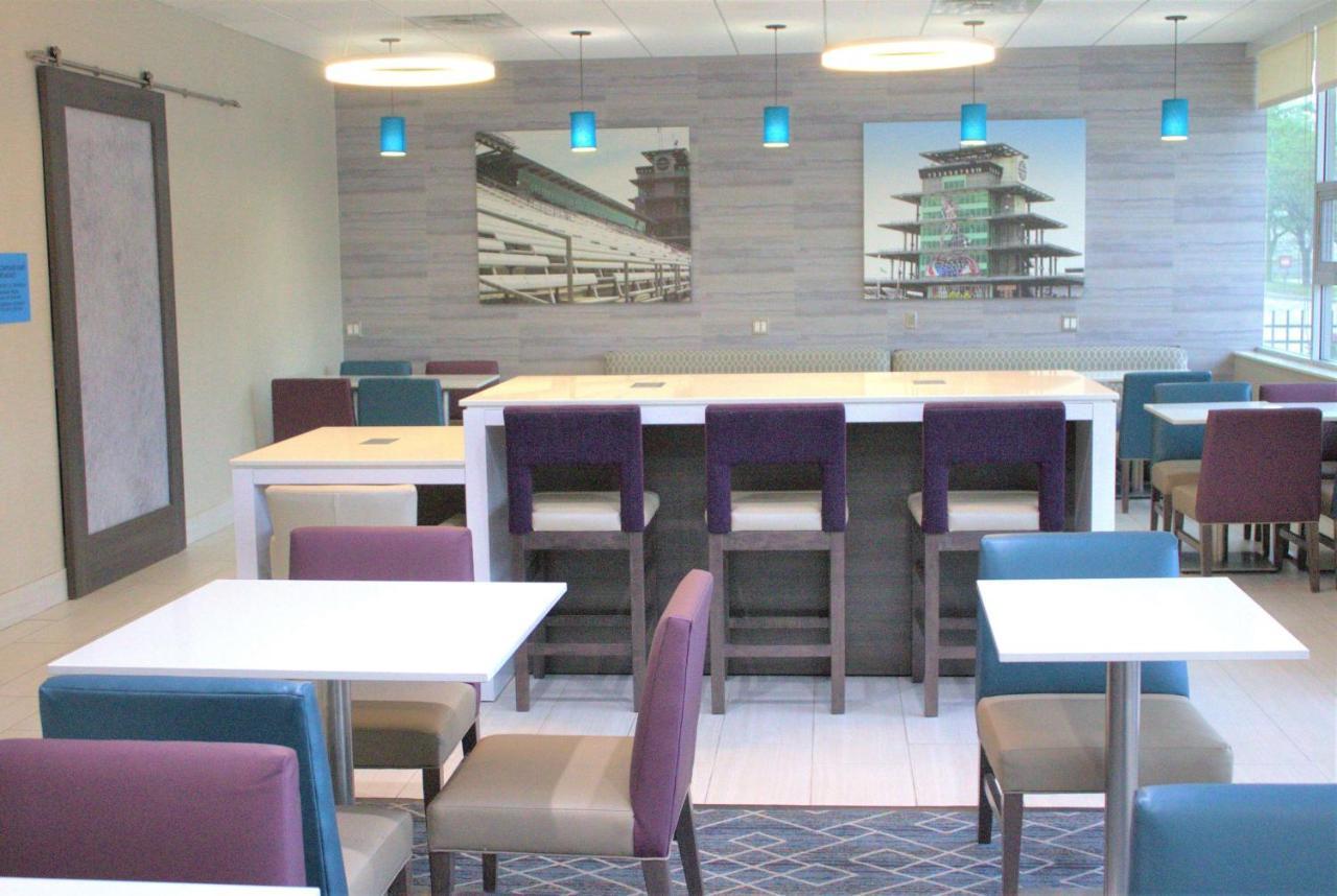 La Quinta Inn & Suites By Wyndham Indianapolis Downtown Exterior photo
