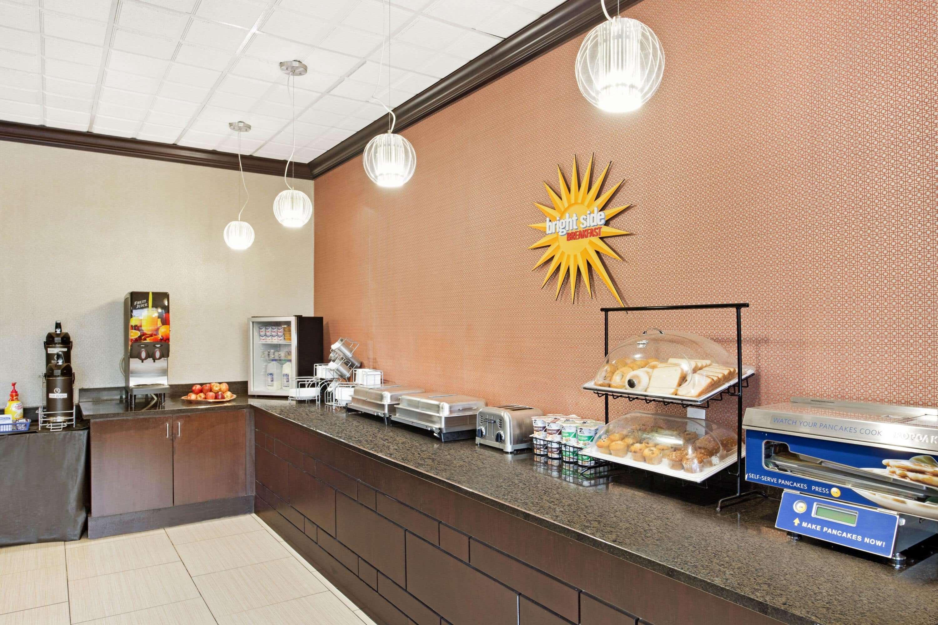 La Quinta Inn & Suites By Wyndham Indianapolis Downtown Exterior photo