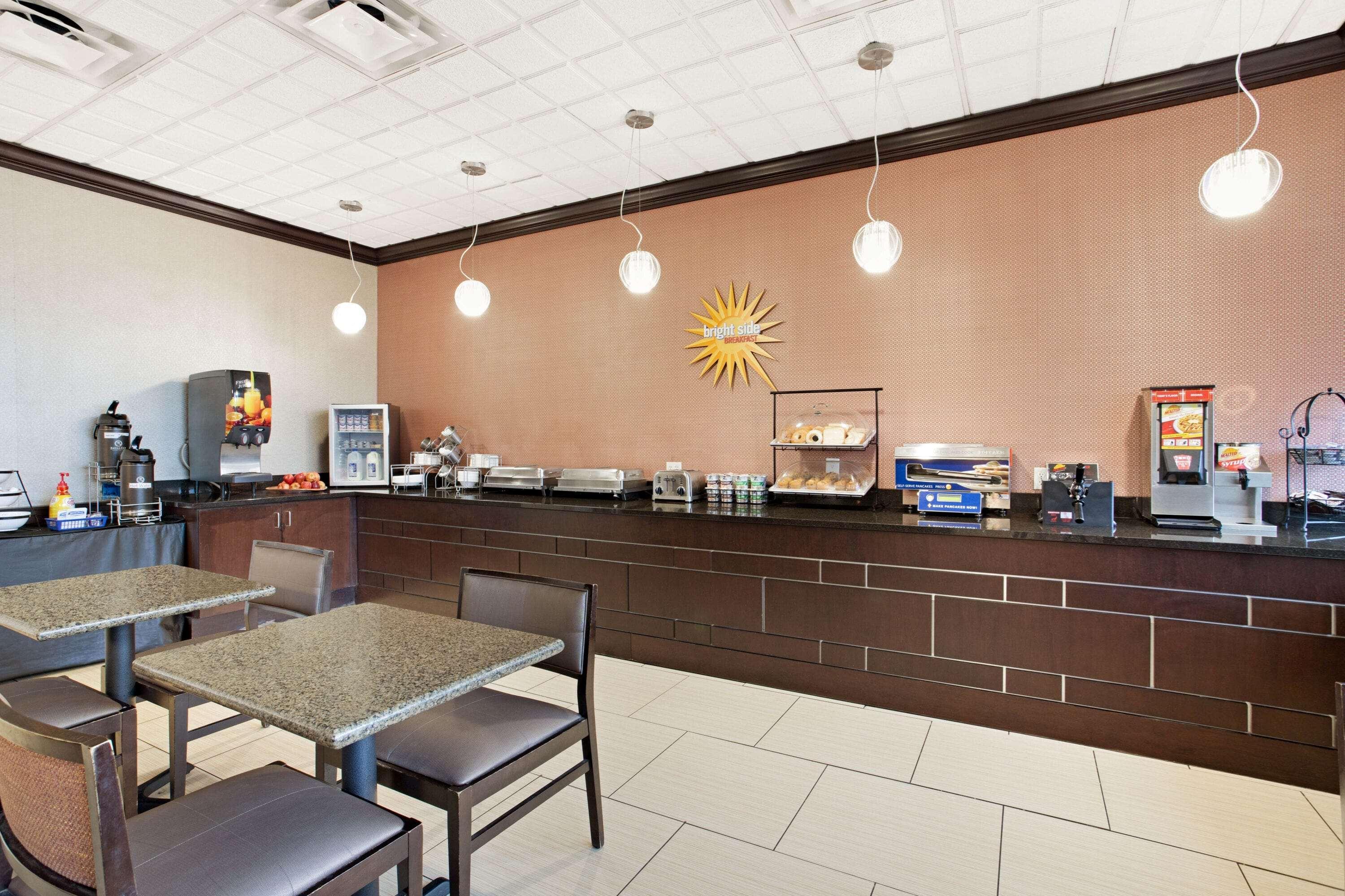 La Quinta Inn & Suites By Wyndham Indianapolis Downtown Exterior photo