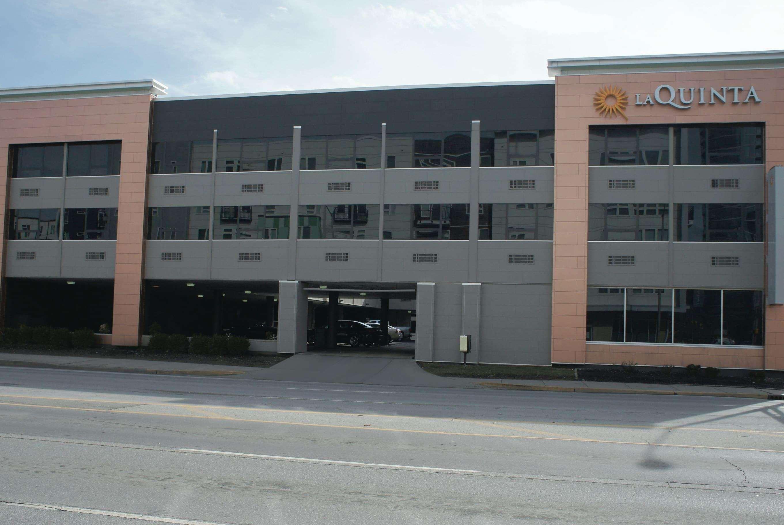 La Quinta Inn & Suites By Wyndham Indianapolis Downtown Exterior photo