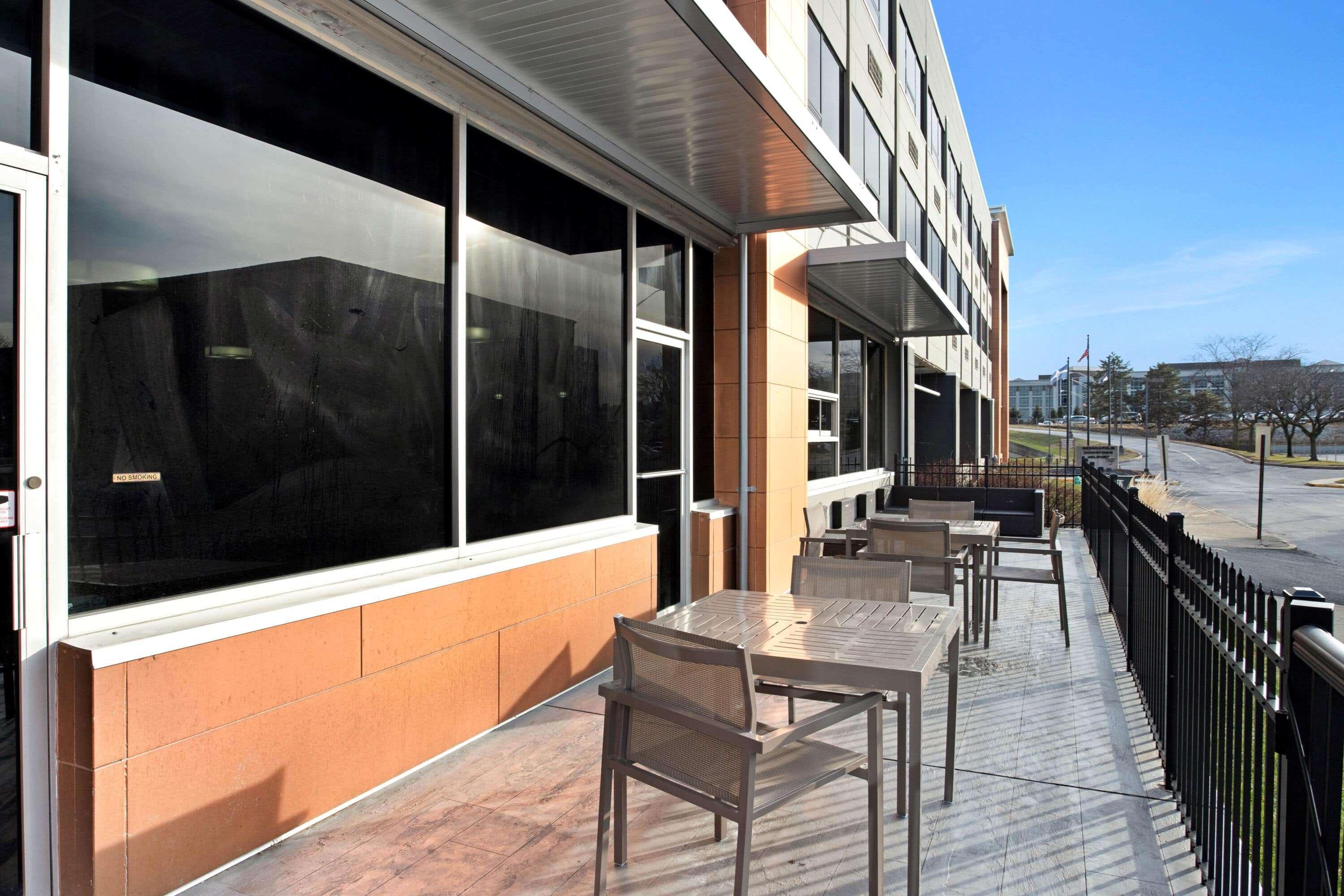 La Quinta Inn & Suites By Wyndham Indianapolis Downtown Exterior photo