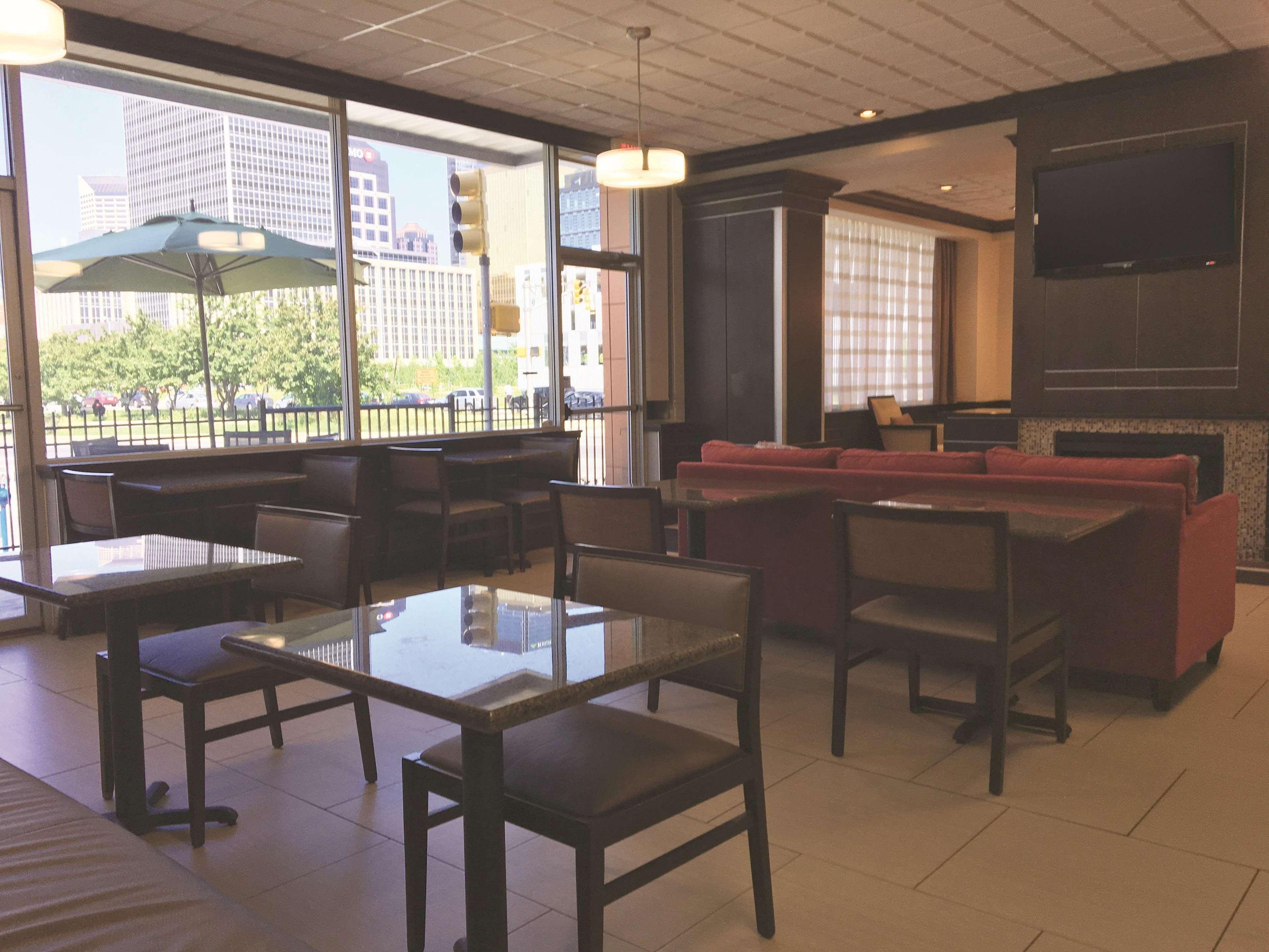 La Quinta Inn & Suites By Wyndham Indianapolis Downtown Exterior photo